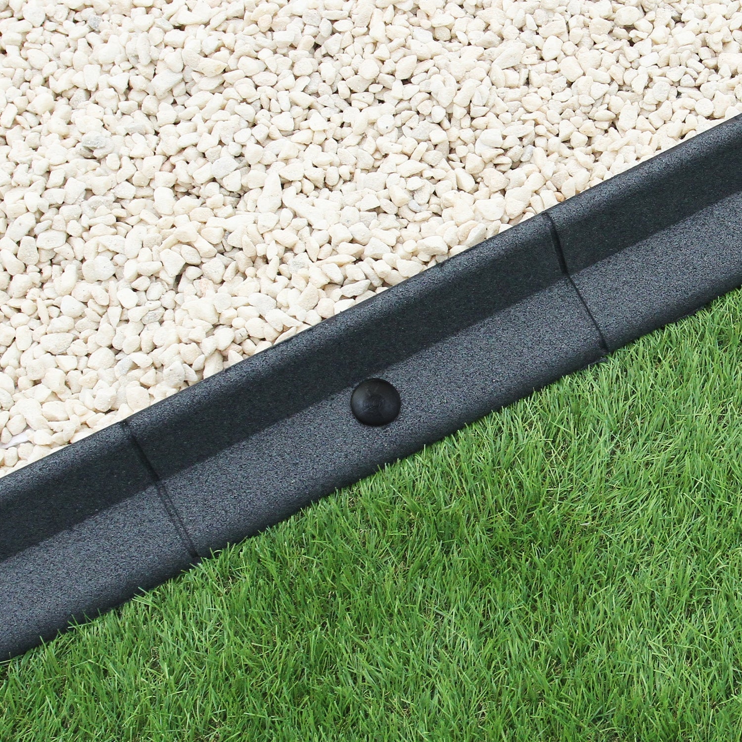 Bordures de pelouse flexibles grises de 1,2 m, avec texture lisse, délimitant un espace de gravier et de gazon vert vibrant