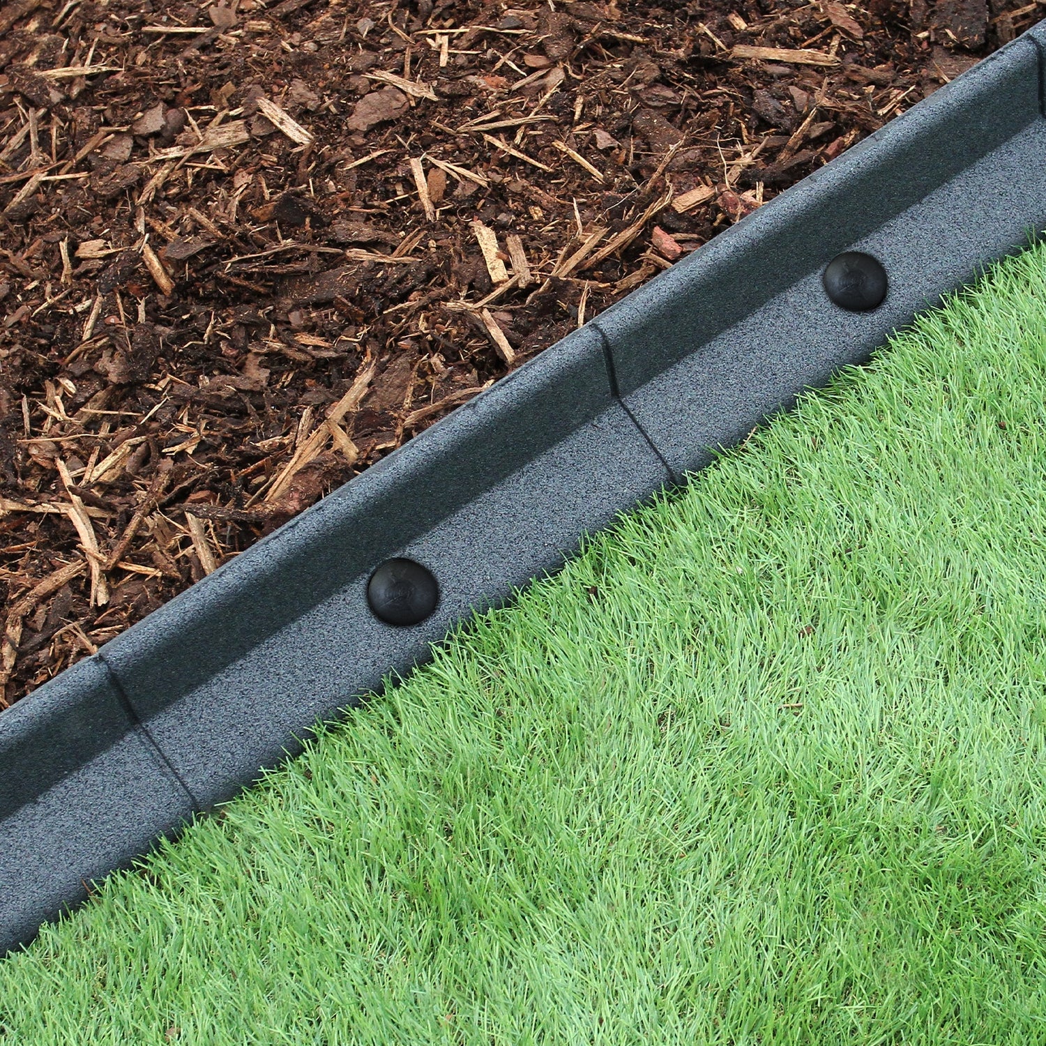Bordures de pelouse flexibles en gris, 1,2 m, avec texture lisse, délimitant un espace entre gazon vert et paillis brun