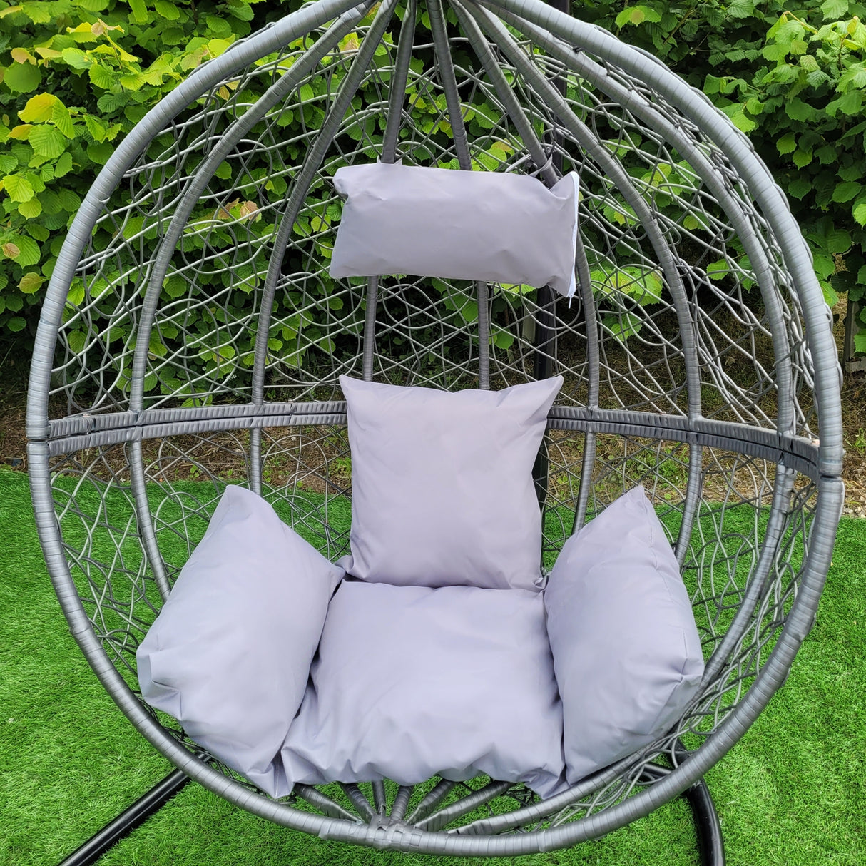 Chaise suspendue en rotin gris avec coussins moelleux, design moderne et élégant, parfaite pour un coin détente extérieur
