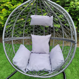 Chaise suspendue en rotin gris avec coussins moelleux, design moderne et élégant, parfaite pour un coin détente extérieur